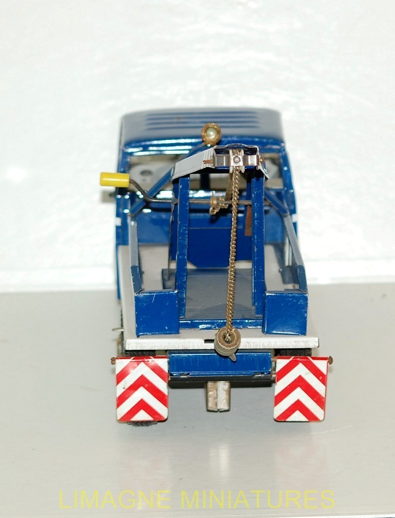 The image shows a vintage Joustra Auto Service tow truck